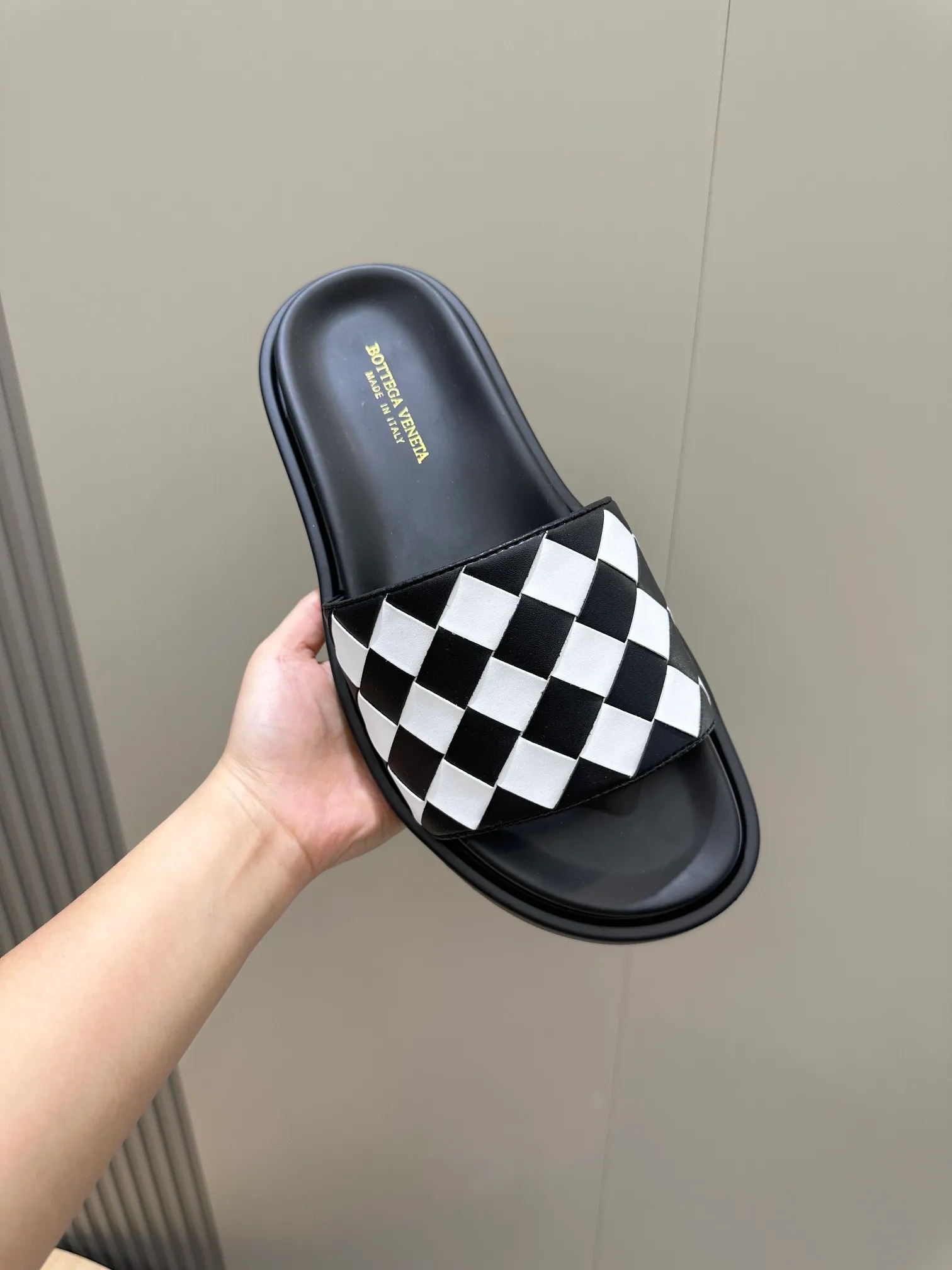 Factory price: 360💰BV hand-woven men's slippers and sandals - suitable for walking. It still emphasizes minimalism and practical wearability, but is full of vivid artistry. Super classic, luxurious and comfortable, imported cowhide + cowhide lining + lightweight outsole Size: 39-44 (customized at 38.45)
